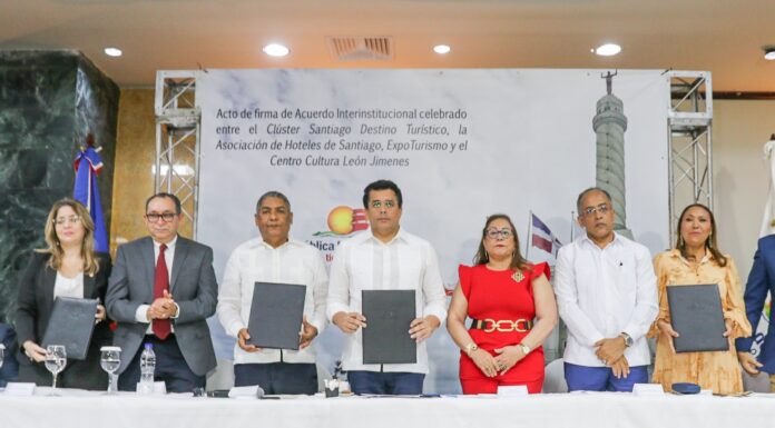 Mitur y Clúster Santiago Destino Turístico acuerdan desarrollar sector