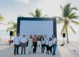 Habitantes de Isla Saona disfrutan por primera vez de la proyección al aire libre de dos películas gracias a la energía limpia