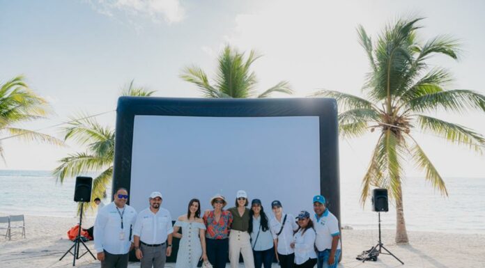 Habitantes de Isla Saona disfrutan por primera vez de la proyección al aire libre de dos películas gracias a la energía limpia