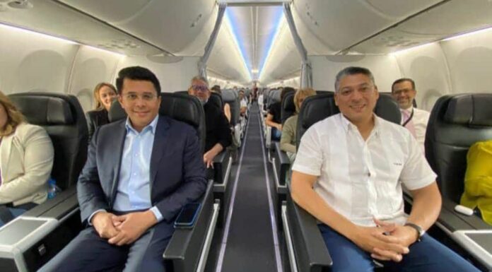 Collado promete poner a “brillar” a Santiago en materia de turismo durante feria en Bogotá