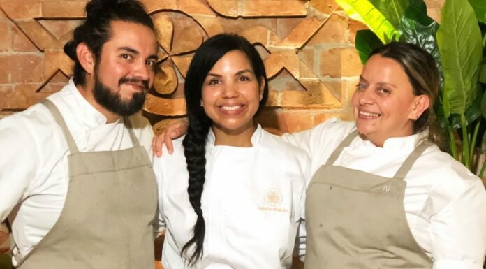 Los Chefs Inés Páez (chef Tita), Pía Salazar y Alejandro Chamorro fusionan sabores caribeños y ecuatorianos en una noche memorable.