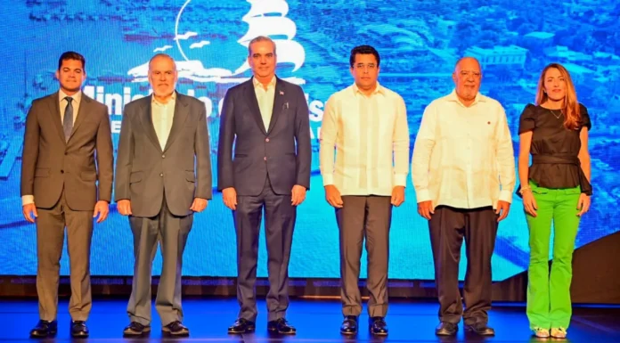 Presidente Abinader y ministro de Turismo encabezan seminario internacional sobre el sargazo