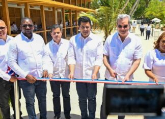 Presidente y ministro de Turismo inauguran reconstrucción de dos plazas de vendedores en playa Guayacanes