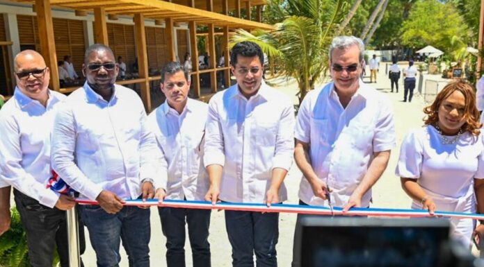 Presidente y ministro de Turismo inauguran reconstrucción de dos plazas de vendedores en playa Guayacanes