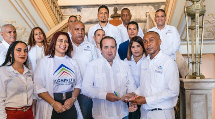 Adompretur Sosúa-Cabarete entrega reconocimiento a José Ignacio Paliza, ministro Administrativo de la Presidencia