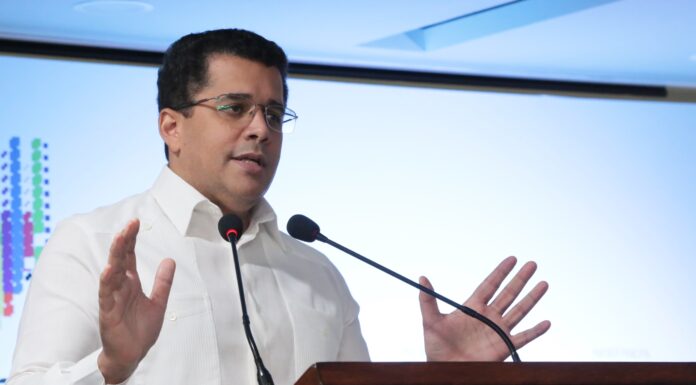 Collado arremete contra alto costo de vuelos entre Nueva York y RD