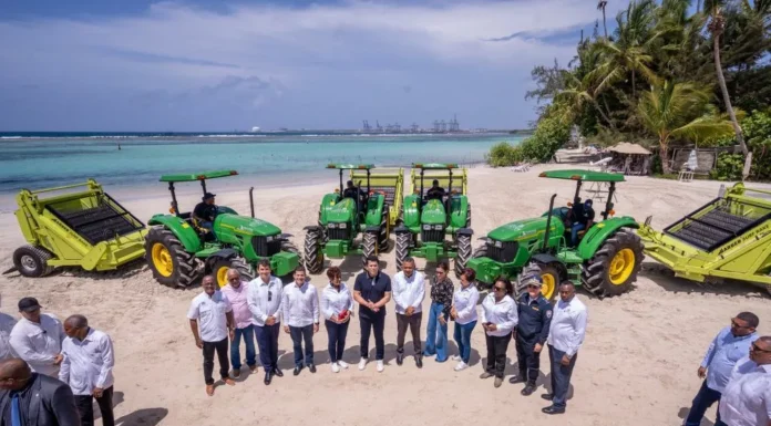 Collado entrega equipos para limpieza de playas a un costo de RD$50 millones
