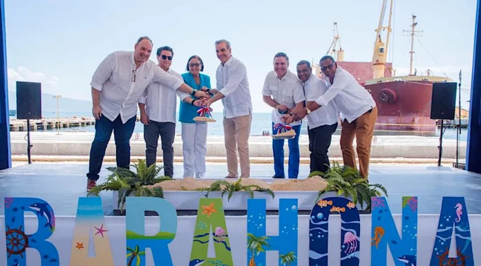 Presidente da primer palazo para la construcción del puerto de Barahona