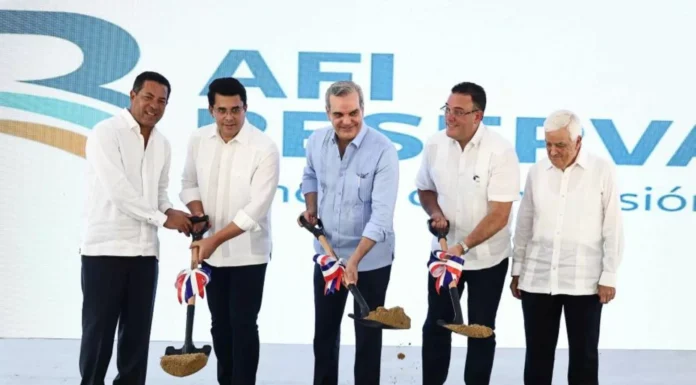 Presidente Abinader da primer palazo para construcción del parqueo “Plaza Zona Colonial”