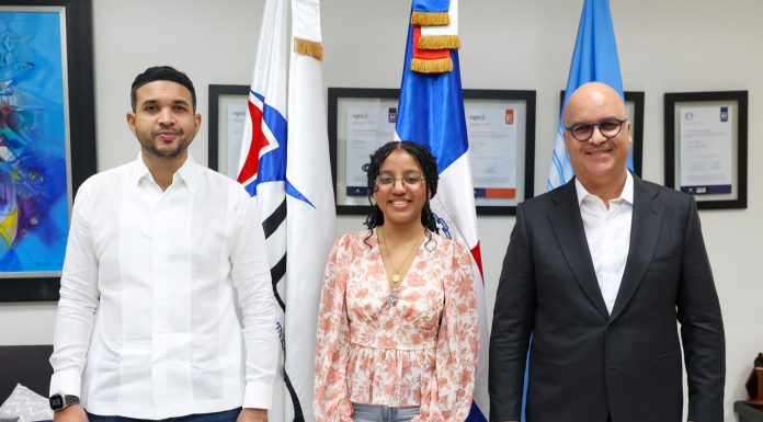 Estudiante Aeroespacial Chantal Valenzuela recibe apoyo del IDAC y el Ministerio de la Juventud
