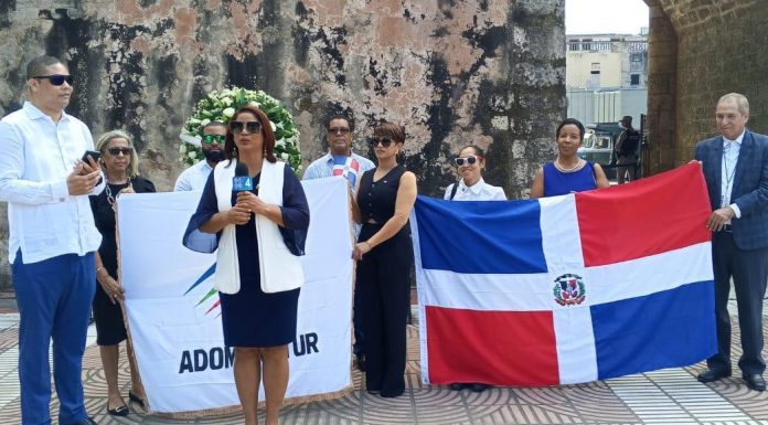 Adompretur realiza ofrenda floral con motivo de su 47 aniversario y el Día Mundial del Turismo