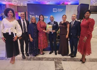 Adompretur entrega revista Turismo Dominicano en ceremonia Independencia Nacional en Arabia Saudita