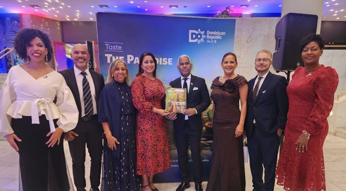 Adompretur entrega revista Turismo Dominicano en ceremonia Independencia Nacional en Arabia Saudita