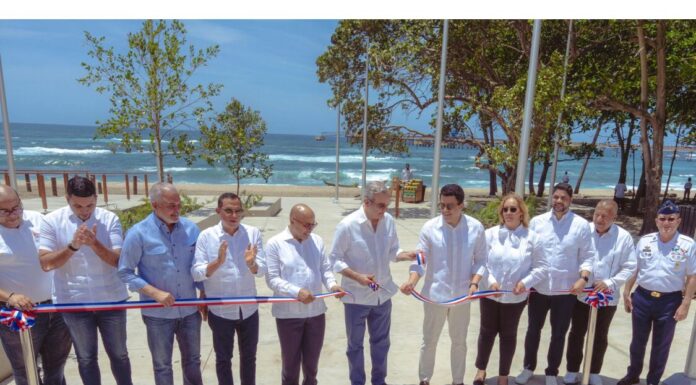 Presidente Abinader y ministro Collado inauguran malecón de Haina