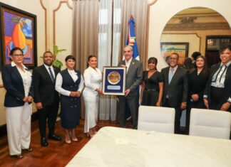 Presidente Luis Abinader recibe delegación de Adompretur en su despacho