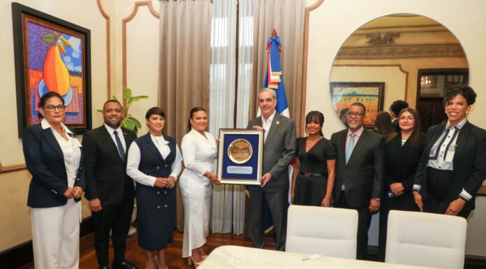 Presidente Luis Abinader recibe delegación de Adompretur en su despacho