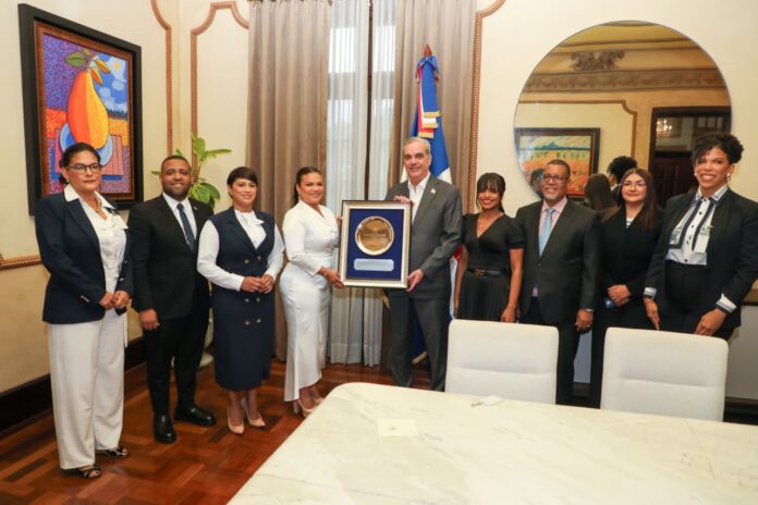 5.- La comitiva de la junta directiva de Adompretur entrega la placa de reconocimiento al mandatario en el Palacio Nacional.