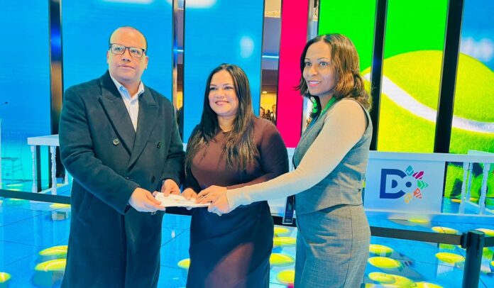 1. Frank Segura, Sarah Hernández y Maribel Santos tras la firma del convenio entre Adompretur y Foro DoMadrid.