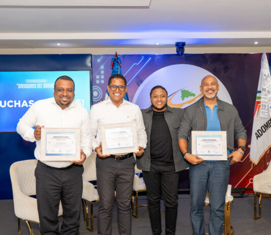 Expertos analizan el futuro del turismo y la comunicación digital en el conversatorio “Creadores del Caribe”