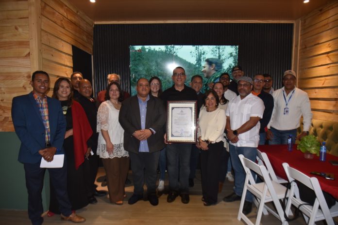 1. Euclides Durán (Nelson), presidente del Clúster Ecoturístico de Constanza recibe el reconocimiento junto a directivos de Adompretur Constanza y gestores del destino.