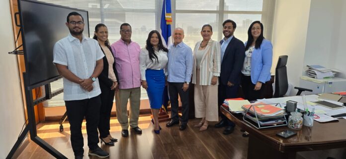 2. Sarah Hernández y Camel Curi Lora junto a Ramón Chávez y Raysa Feliz de la junta directiva de Adompretur y representantes del viceministerio de la Presidencia.
