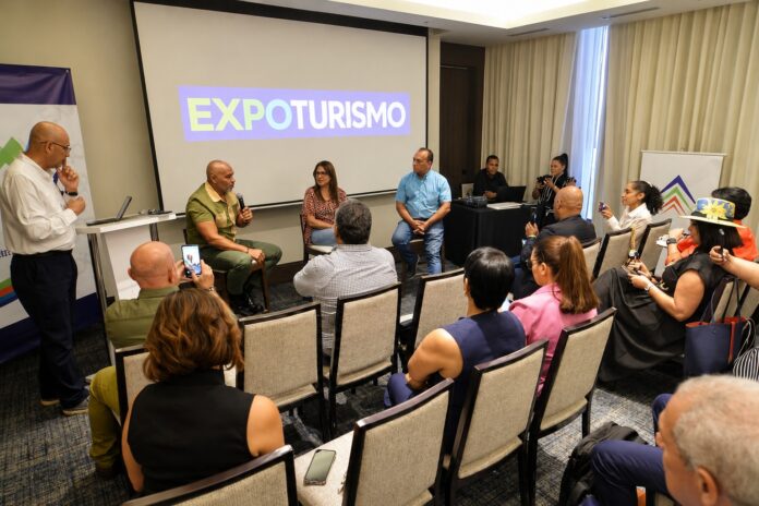 1. Salvador Batista exponiendo en el conversatorio sobre la evolución de la prensa turística en RD.