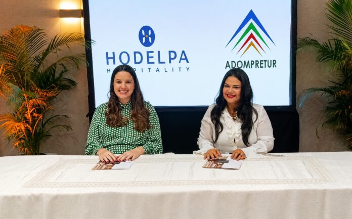 1. Jessica Aja y Sarah Hernández en la firma del acuerdo Hodelpa-Adompretur.