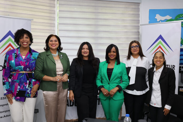 3. Cristina Rosario, Vilma Batista, Sarah Hernández, Rosa Lidia Lora y María Mercedes_