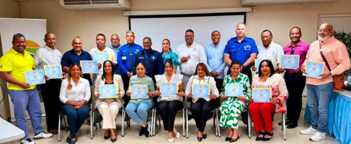 1. Directivos de Adompretur Puerto Plata y miembros de la asociación con sus diplomas de participación.
